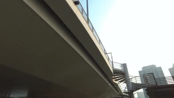 La voiture roule sous le pont. Coucher de soleil vue sur le paysage — Video