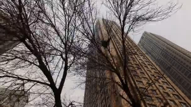 Edifici del centro città Guardando in alto - Vista a terra guardando in alto gli edifici . — Video Stock