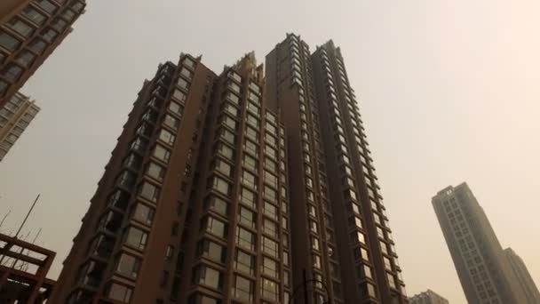 Centrum gebouwen Looking Up - weergave van de grond kijken op gebouwen. — Stockvideo