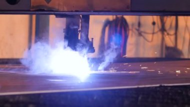 Lazer kesici metal parçalar keser