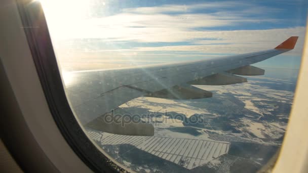 Terra vista pela janela do avião a jacto. Avião pousando lentamente — Vídeo de Stock