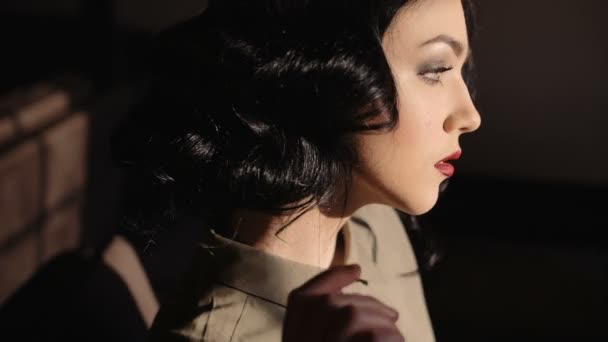 Sensuelle belle femme dans la chambre noire 