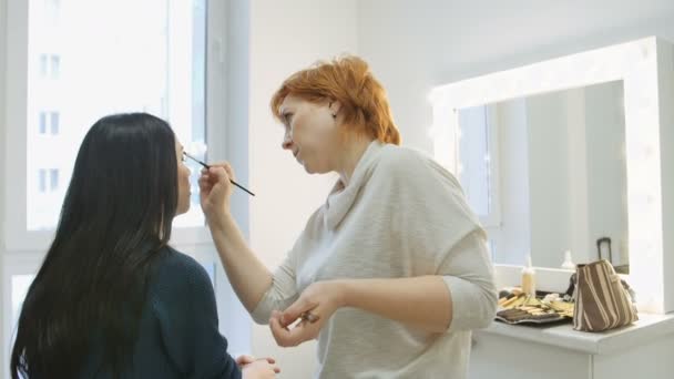 Aplicación de máscara de maquillaje profesional con pincel: trabajo en cosméticos de belleza de la industria de la moda — Vídeos de Stock
