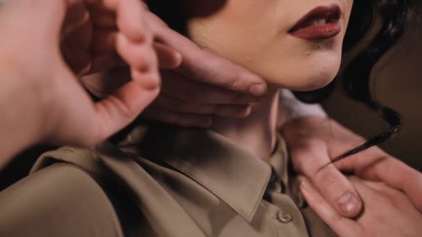 勒芒诱惑性地摸在慢动作的女人脖子的手 — 图库视频影像