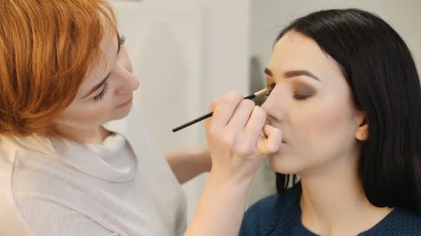 Primer plano de un maquillador que aplica maquillaje a la pestaña — Vídeos de Stock