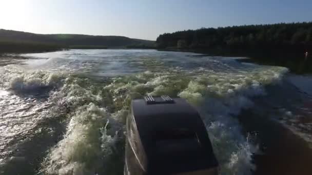 Вид сзади на катер и двигатель на реке — стоковое видео