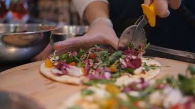 Malzemeler hamur Pizza veya çeşitler için karıştırma. Profesyonel pizza baker peynir hamur ekleme