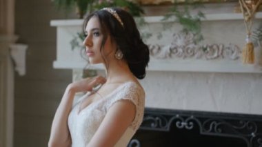 Güzel oynak esmer gelin poz şömine arka plan beyaz elbise