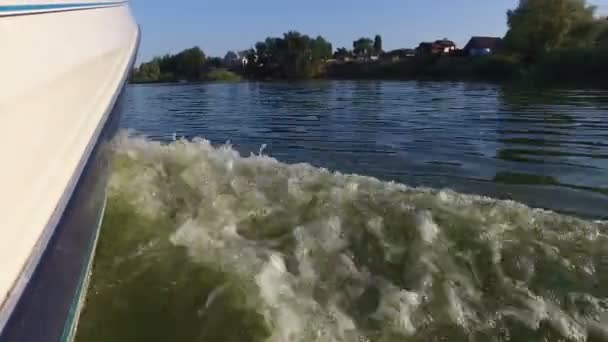 Vista desde la lancha rápida cuando se mueve rápidamente sobre el agua — Vídeos de Stock