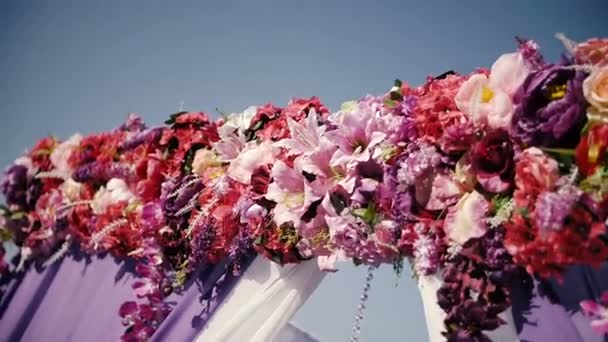 Цветы для свадебной церемонии, свадебная арка — стоковое видео