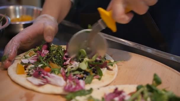 Ingredientes de mezcla para pasta Pizza o focaccia. Pizza panadero profesional rebanada masa con verduras en trozos — Vídeos de Stock