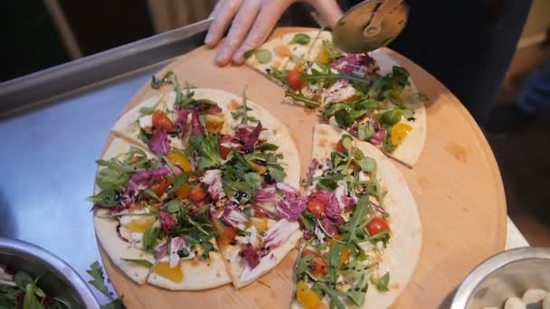 Het mengen van ingrediënten voor het deeg Pizza of focaccia. Professionele pizza Bakker kaas op het deeg toe te voegen — Stockvideo