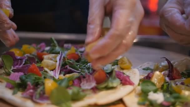Het mengen van ingrediënten voor het deeg Pizza of focaccia. Professionele pizza Bakker tomaten op het deeg toe te voegen — Stockvideo