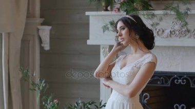 Gelin gelinlik kapalı kalmak ve fotoğrafçı için poz