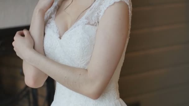 Bride in white dress staying indoors and pose for photographer — Stock Video