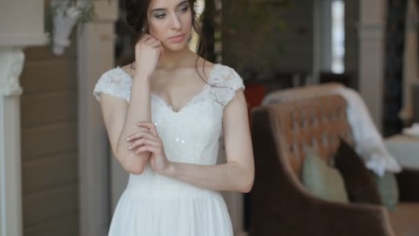 Novia en vestido blanco quedarse en casa y posar para el fotógrafo — Vídeos de Stock