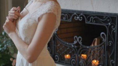 Gelin gelinlik kapalı kalmak ve fotoğrafçı için poz
