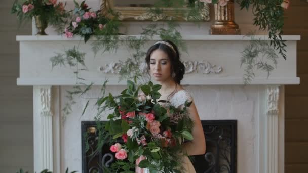 Novia celebró ramo de boda en sus brazos — Vídeos de Stock
