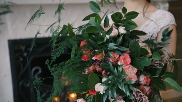 Sposa tenuto bouquet da sposa tra le braccia — Video Stock