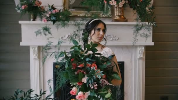 Невеста держала свадебный букет на руках — стоковое видео