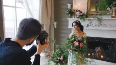 gelin buketi ve bir şömine ile arka plan üzerinde çekim fotoğrafçı