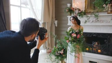 gelin buketi ve bir şömine ile arka plan üzerinde çekim fotoğrafçı