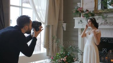 fotoğrafçı bir şömine arka planda bir orta forman film kamera gelinle ile çekim