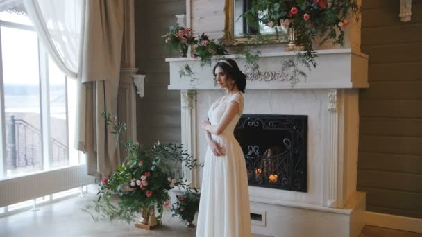 Невеста в белом платье в унылом месте — стоковое видео