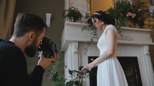 Fotografo riprese sposa con un camino sullo sfondo — Video Stock