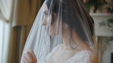 Gelin beyaz elbise ve peçe derocated yerde