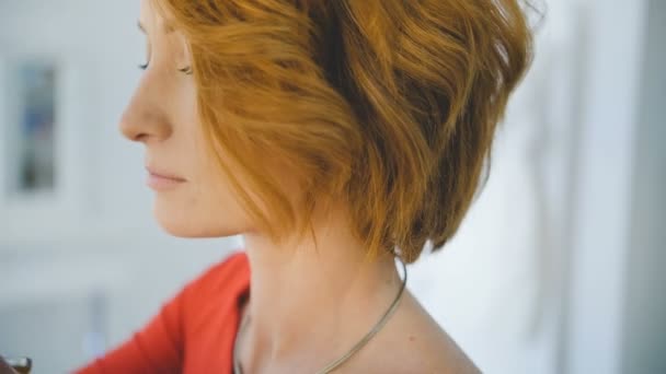 Жіночий перукар розкішного салону краси стоїть і працює з молодою моделлю блондинки — стокове відео