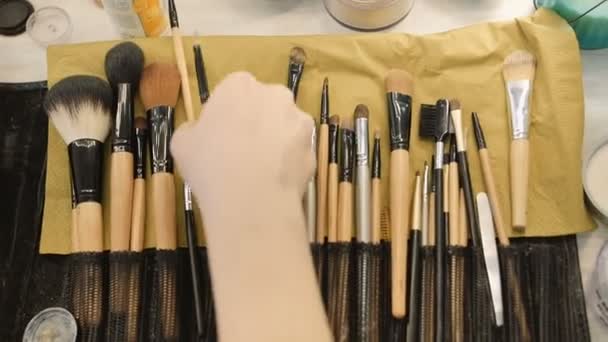 Vizážistka, přičemž štětce od profesionální kartáč set. Krása, make-up a módní koncept — Stock video