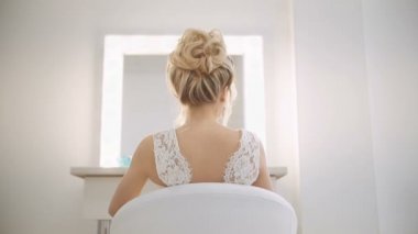 Profesyonel model kameraya poz. Sandalye açmak.