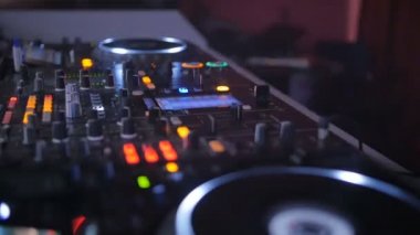Konsolda sahne arkasında bir Dj atmosferik dans partisi klik ve yanıp sönen ışıklar parça karıştırma.