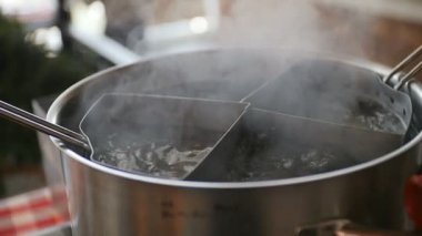 Köpüren bir tencerede kaynar su