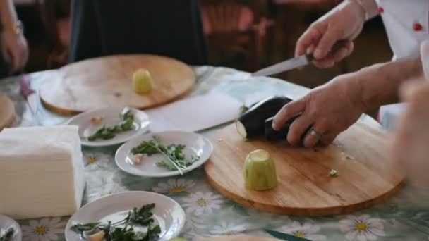 Chefe homem mãos cortando beringela — Vídeo de Stock