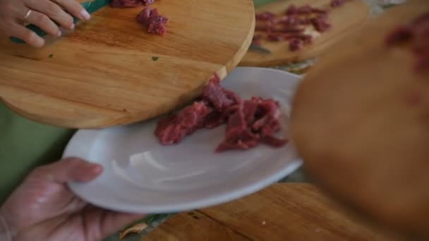 Покласти кілька шматків сирого м'яса в тарілку — стокове відео