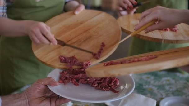 Att sätta flera rått kött bitar i skålen — Stockvideo