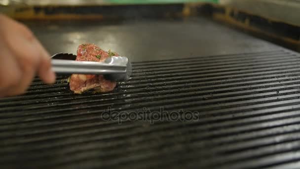 Bife de carne está grelhando na cozinha do restaurante — Vídeo de Stock