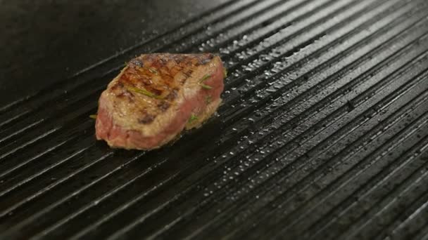 Bife de carne está grelhando na cozinha do restaurante — Vídeo de Stock