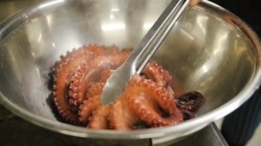 Bir tavada pişirilmiş ahtapot yakın çekim