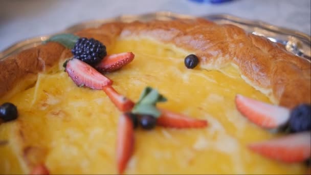 Apfelkuchen gebacken. goldfarbener Kuchen mit Früchten — Stockvideo