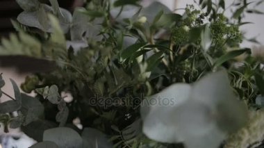 Yeşil çiçek süslemeleri düğün tablolarında