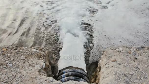 The waste water pipe from the village into the canal — Stock Video