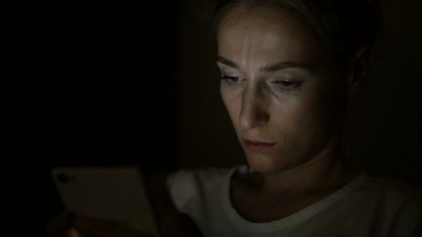 Fatigué femme triste en utilisant un téléphone portable la nuit . — Video