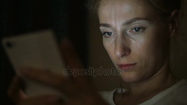 Fatigué femme triste en utilisant un téléphone portable la nuit . — Video