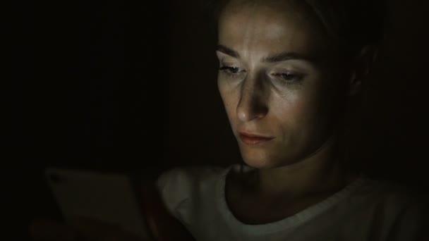 Уставшая грустная женщина по ночам пользуется телефоном . — стоковое видео