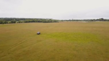 Hava. Kırsal kırsal hızlı offroad araba suv araba yukarıda uçan