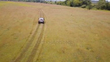 Hava. Kırsal kırsal hızlı offroad araba suv araba yukarıda uçan