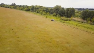 Hava. Kırsal kırsal hızlı offroad araba suv araba yukarıda uçan